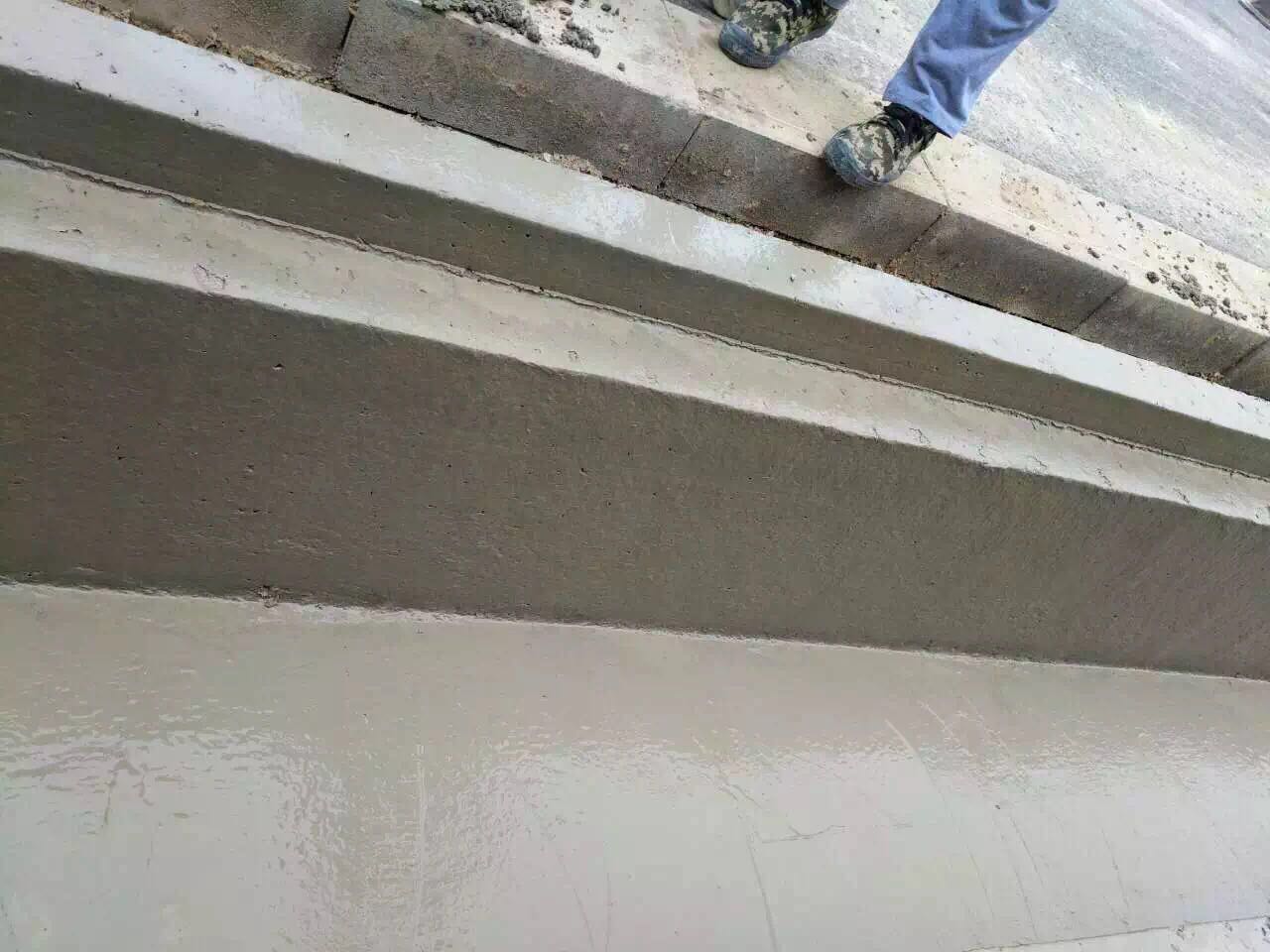 新路緣大型側(cè)鋪混凝土滑模攤鋪機的應用