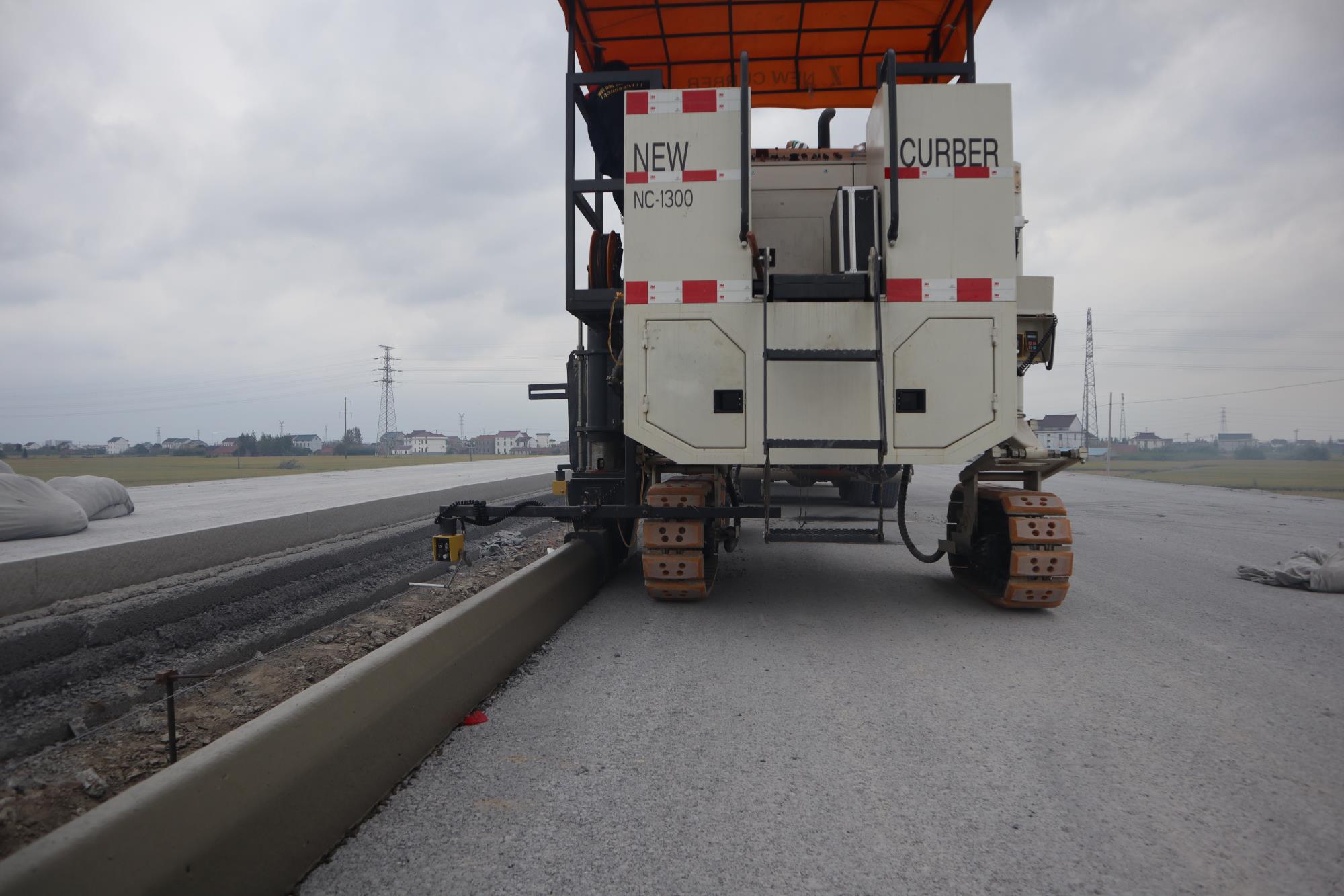 多功能路緣石滑模機(jī)，一機(jī)多用，一次成型滑模施工