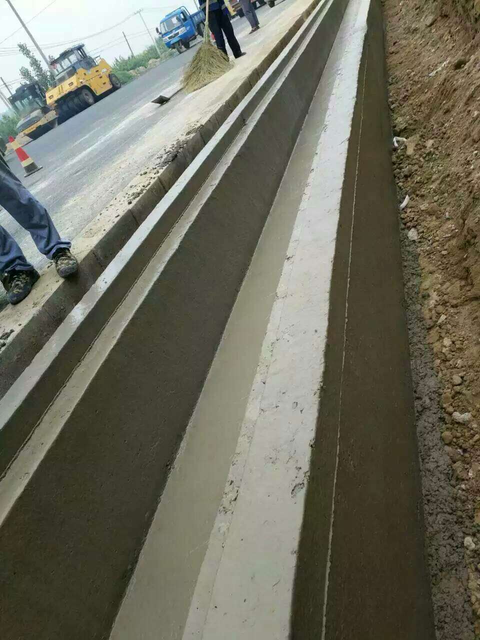 關(guān)于NC1300多功能路緣石滑模機施工作業(yè)中混凝土的組成詳細說明