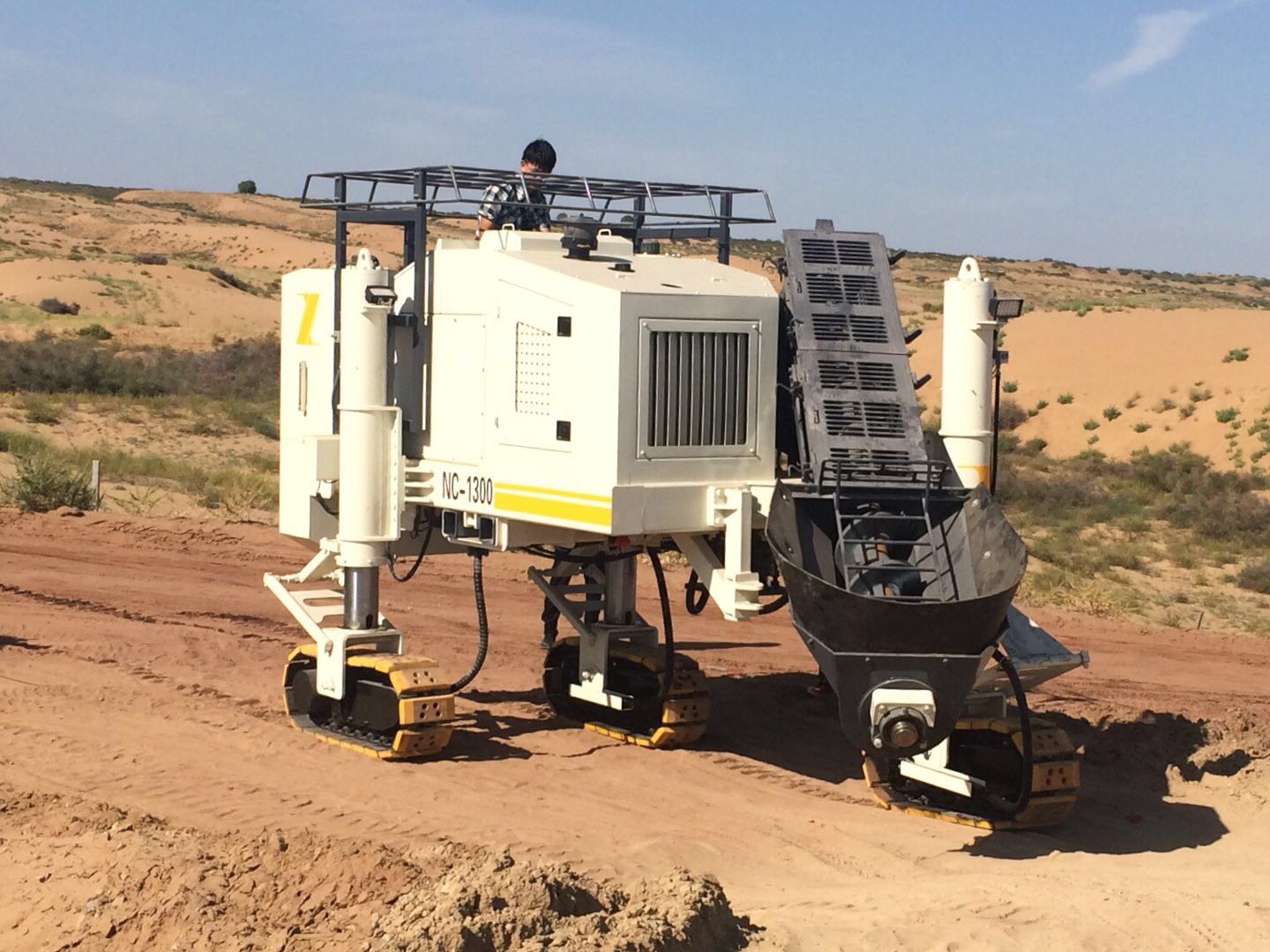 混凝土路緣石滑模機在滑模施工時要怎樣操作才能使工程完美？