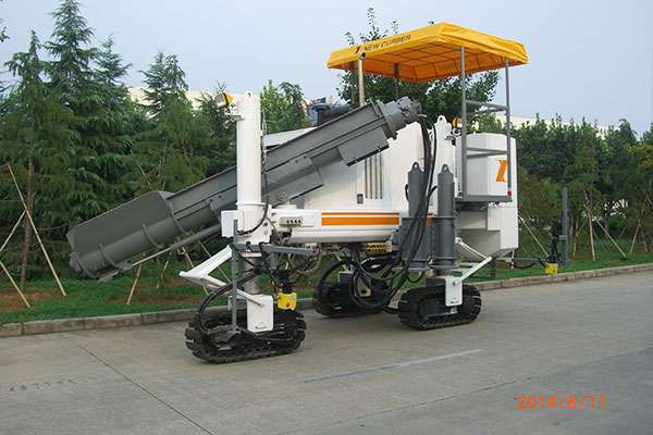 為了不影響路緣石滑模機(jī)的正常使用，要定期保養(yǎng)和維護(hù)路緣石滑模機(jī)