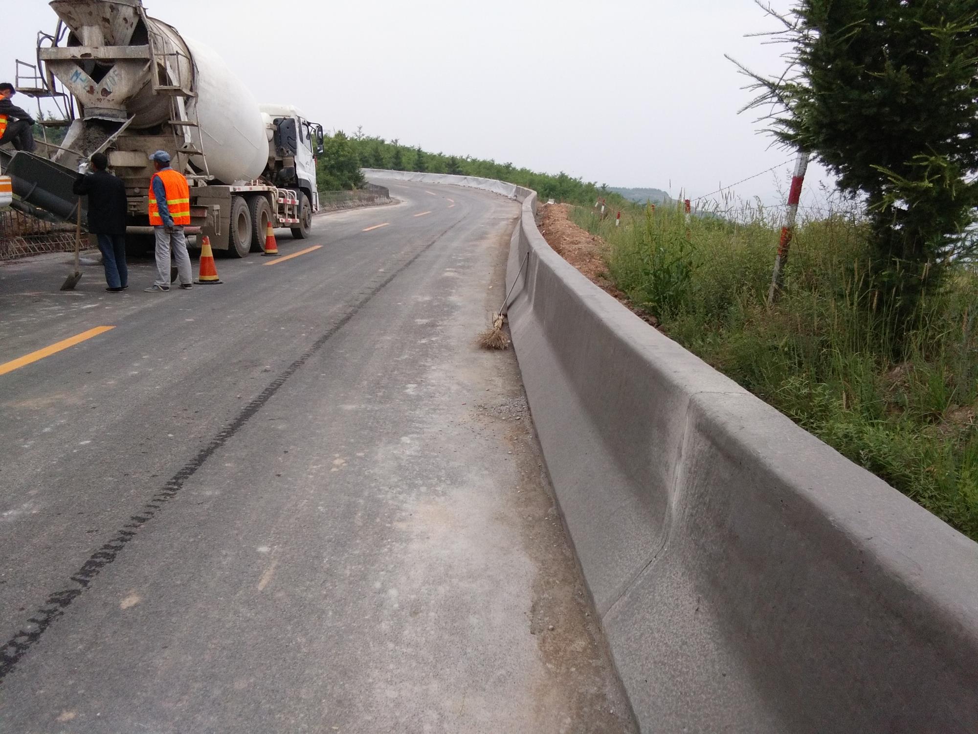 路緣石滑模機(jī)使用方便，混凝土滑模效率高，易于維修